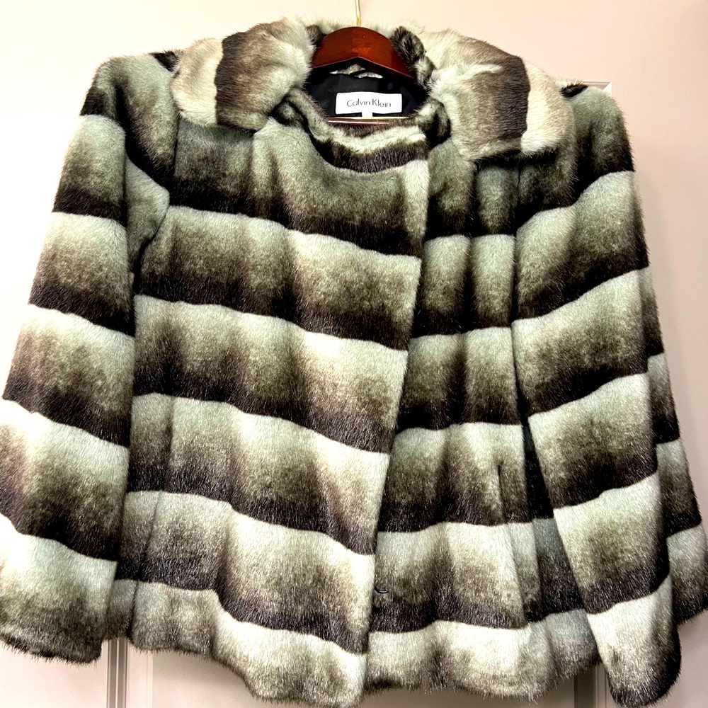Calvin Klein ladies Faux Fur Stripe Jacket, Grey ombré size L Never worn v